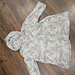 C & C California Gray Camo 100% Linen 3/4 Sleeve Relaxed Fit Hoodie Tunic